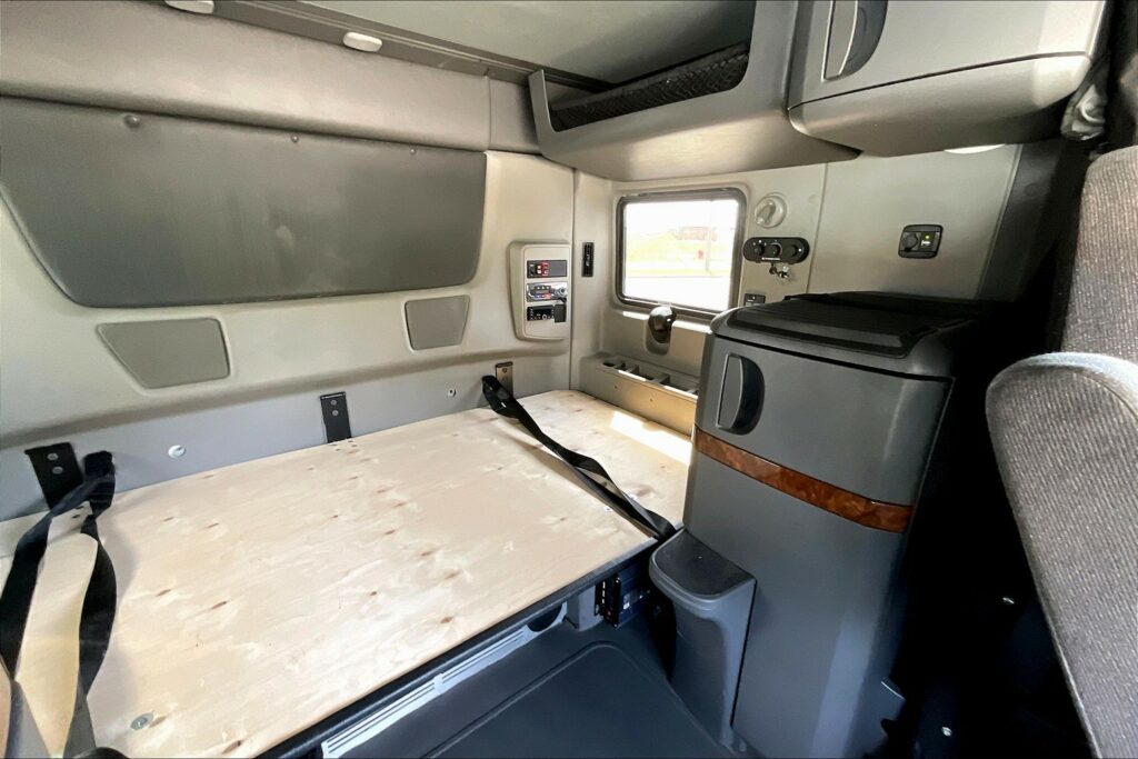 2021 CUM LT625 6×4 Sleeper