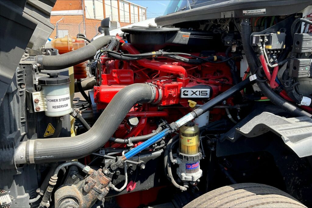 2021 CUM LT625 6×4 Sleeper