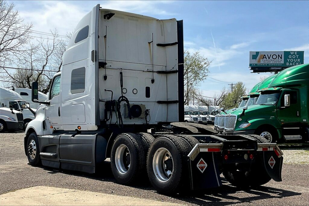 2021 CUM LT625 6×4 Sleeper