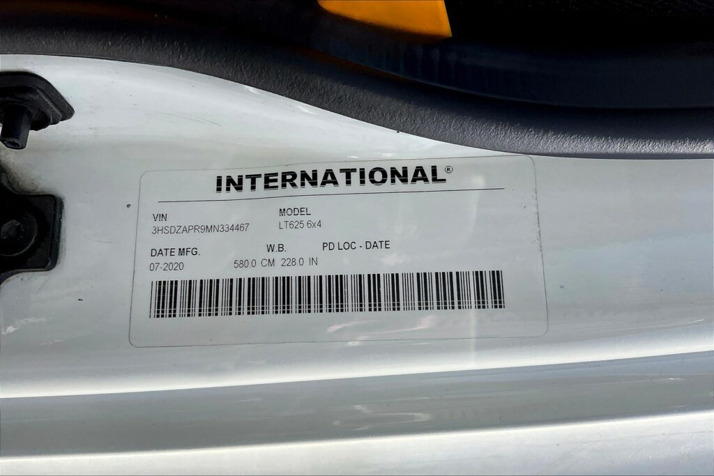 2021 CUM LT625 6×4 Sleeper