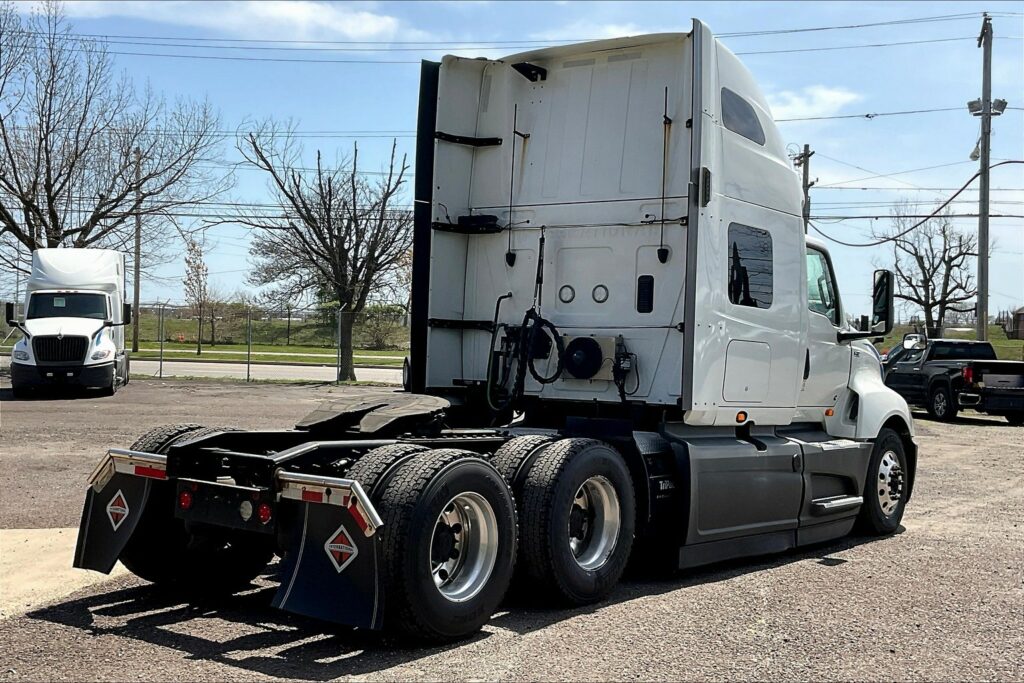 2021 CUM LT625 6×4 Sleeper