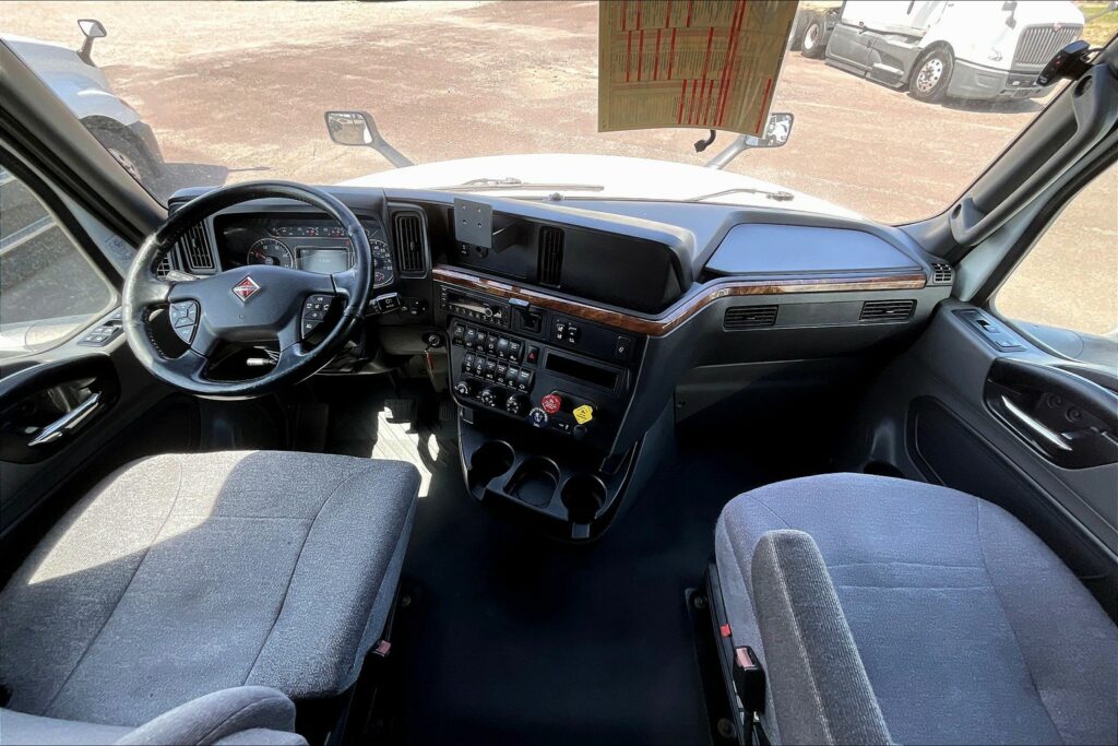 2021 CUM LT625 6×4 Sleeper