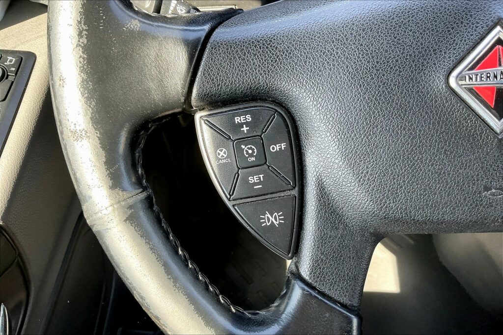 2021 CUM LT625 6×4 Sleeper