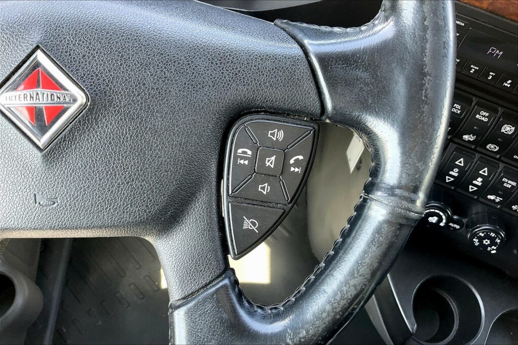 2021 CUM LT625 6×4 Sleeper