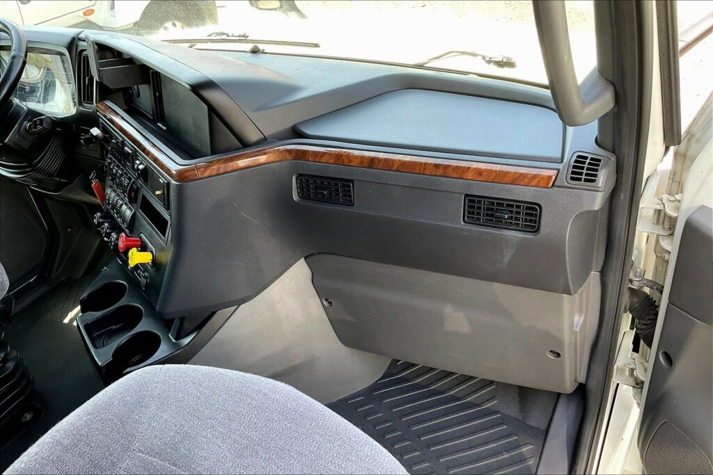 2021 CUM LT625 6×4 Sleeper