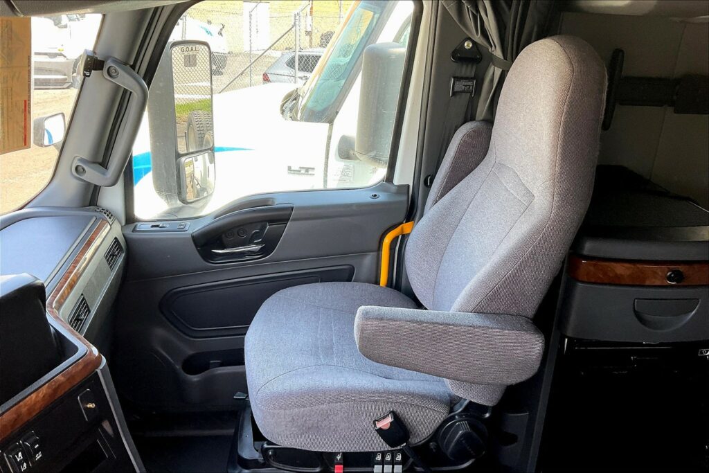 2021 CUM LT625 6×4 Sleeper