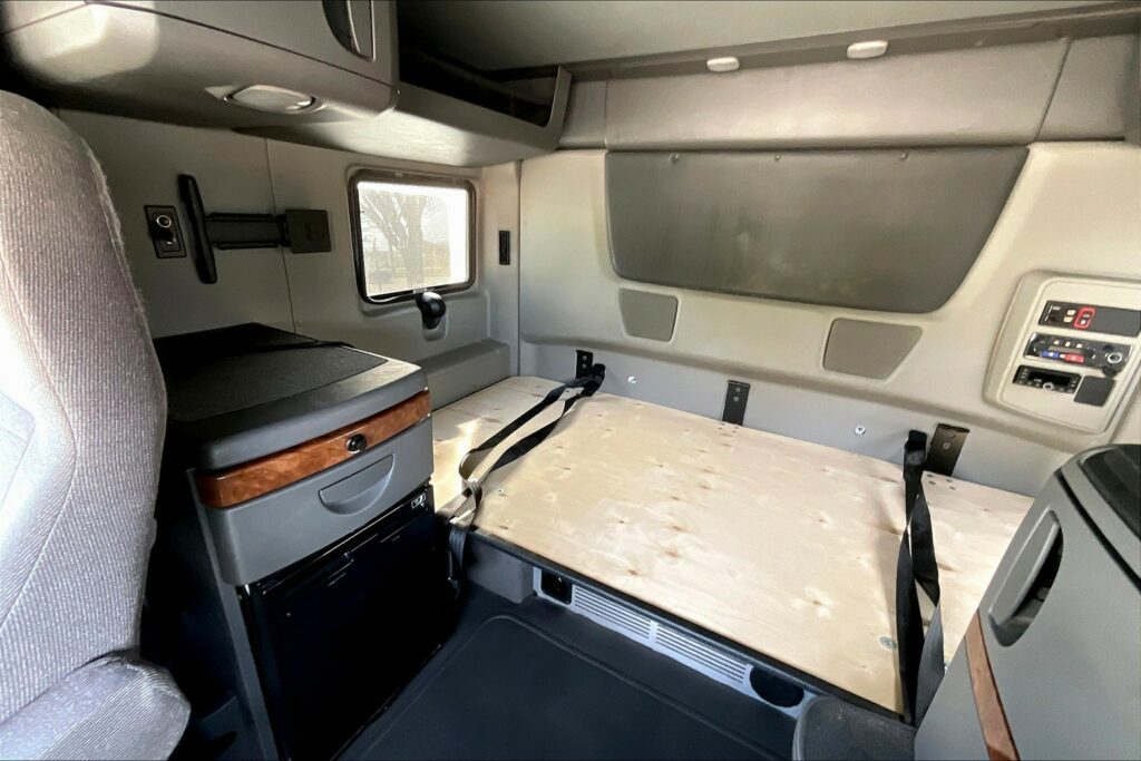 2021 CUM LT625 6×4 Sleeper