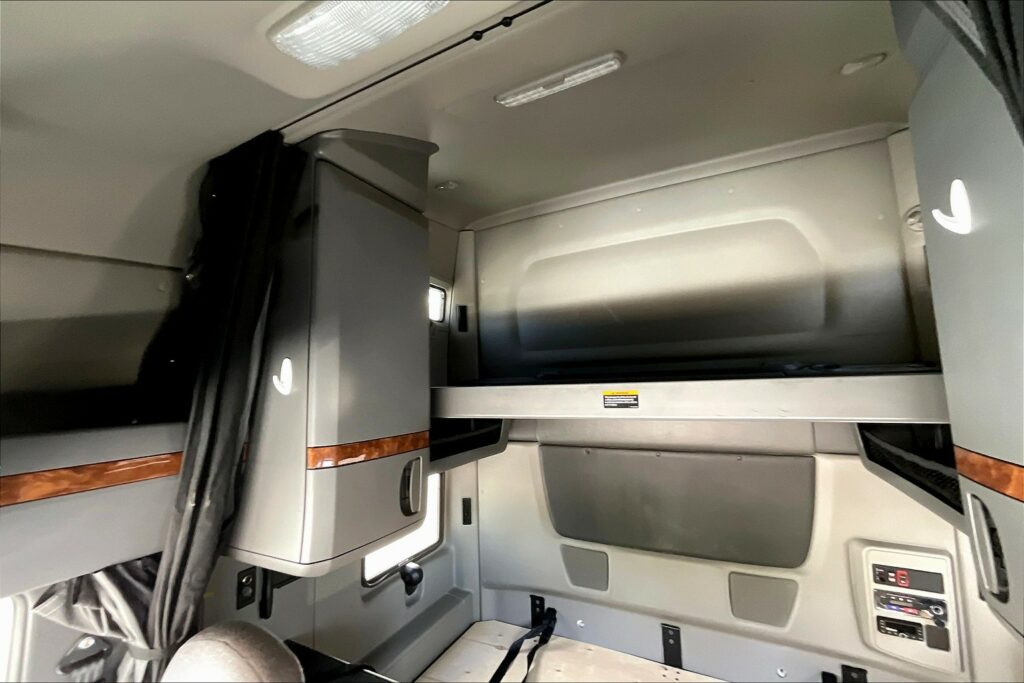 2021 CUM LT625 6×4 Sleeper