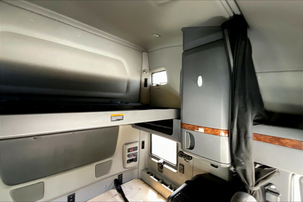 2021 CUM LT625 6×4 Sleeper