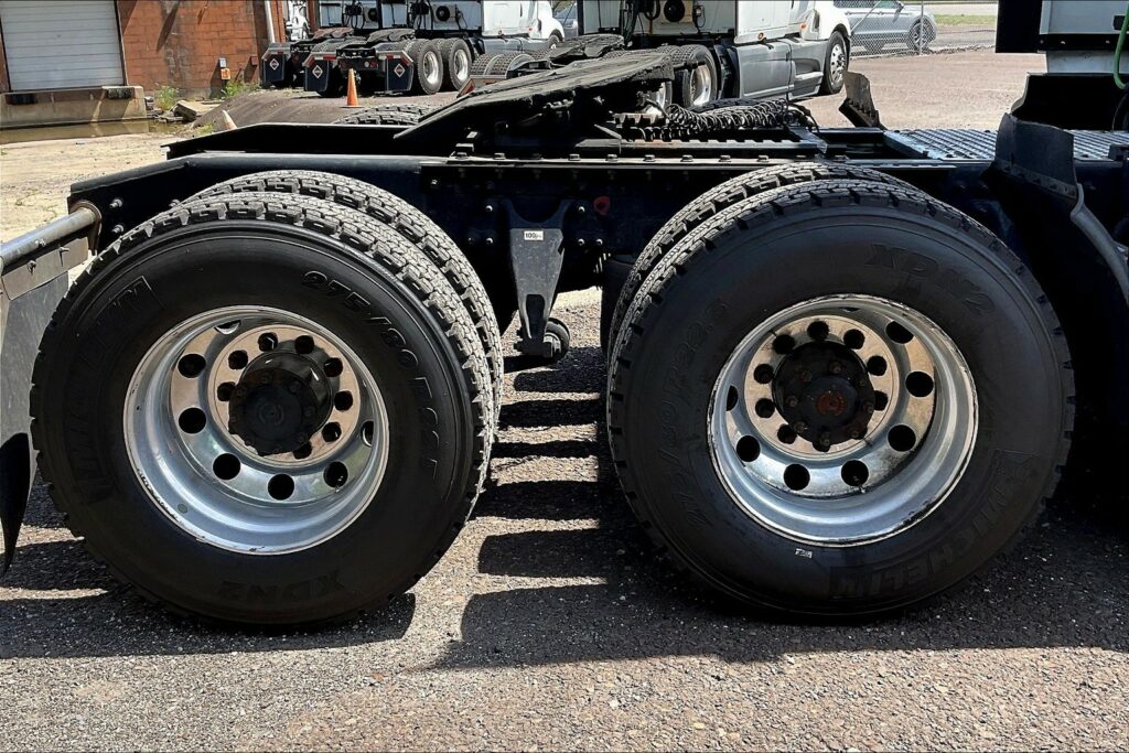 2021 CUM LT625 6×4 Sleeper