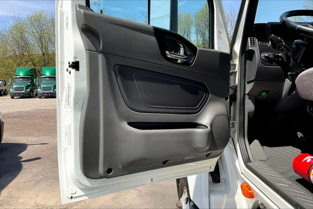 2021 CUM LT625 6×4 Sleeper