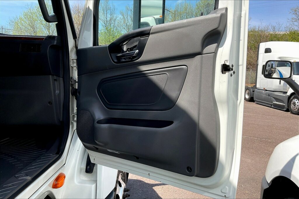 2021 CUM LT625 6×4 Sleeper