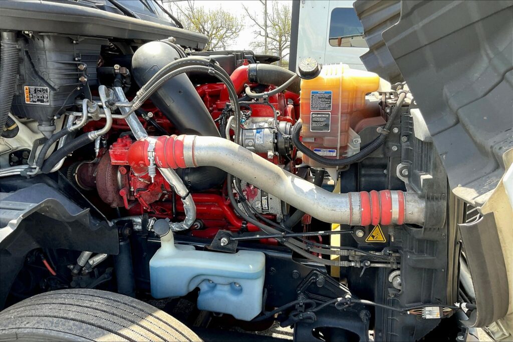 2021 CUM LT625 6×4 Sleeper