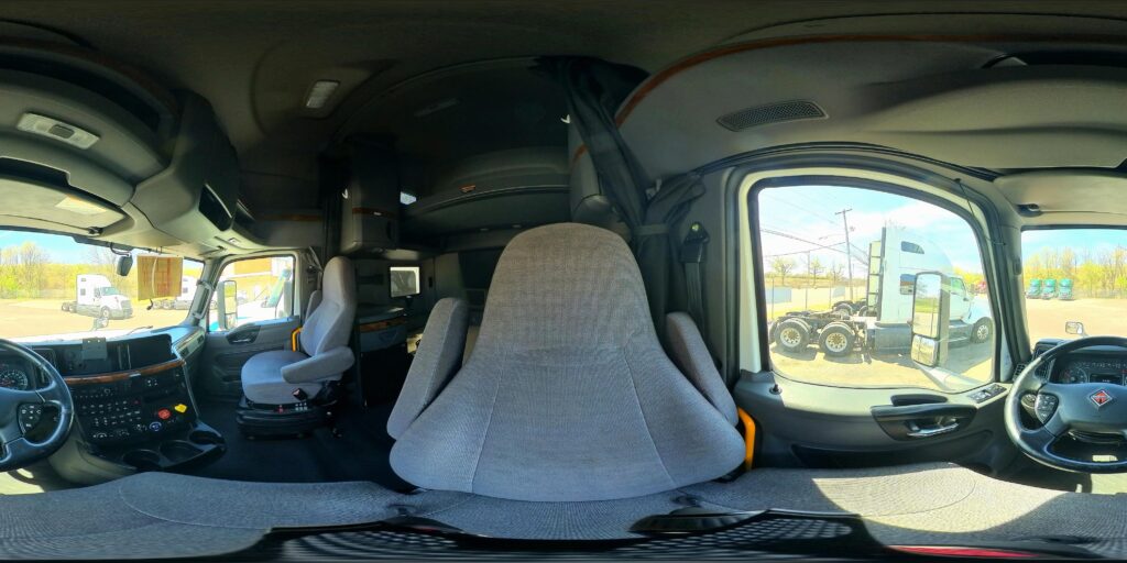 2021 CUM LT625 6×4 Sleeper