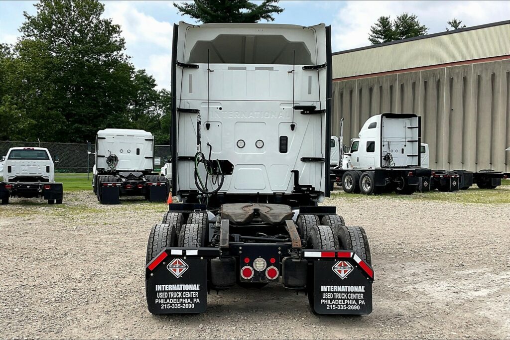 2022 CUM LT625 6×4 Sleeper