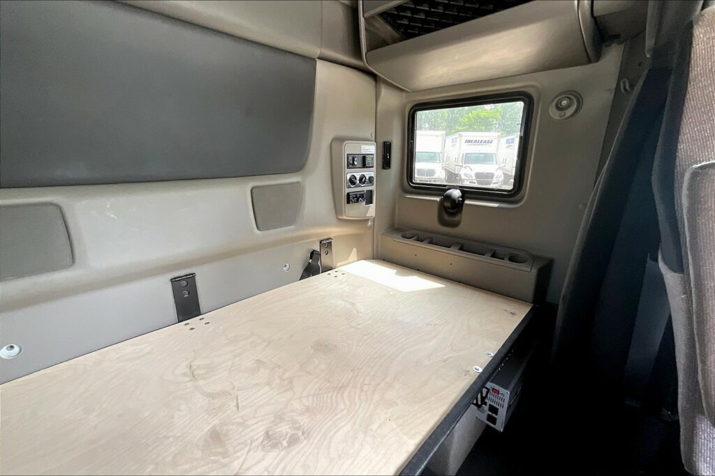 2022 CUM LT625 6×4 Sleeper