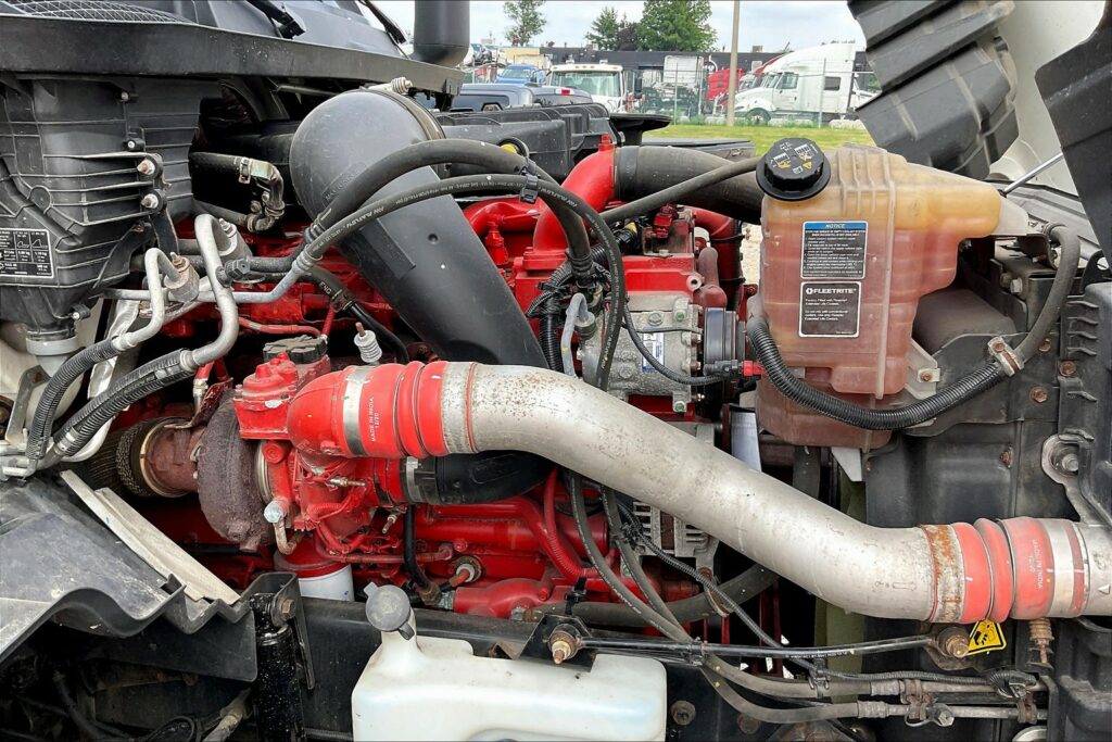 2022 CUM LT625 6×4 Sleeper