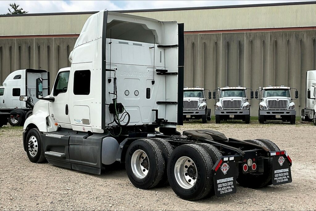 2022 CUM LT625 6×4 Sleeper
