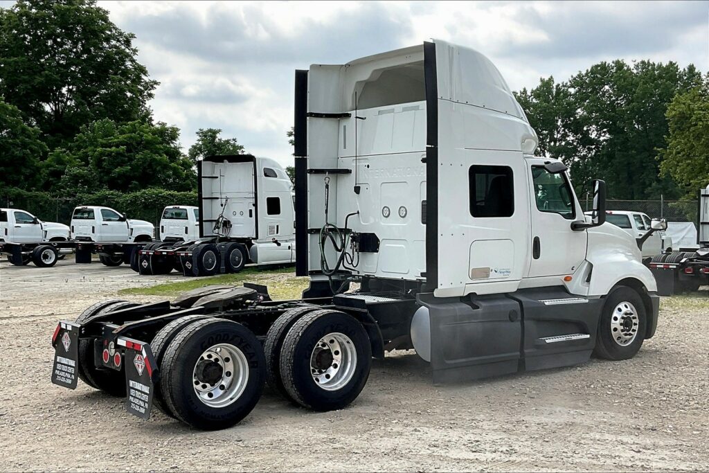 2022 CUM LT625 6×4 Sleeper