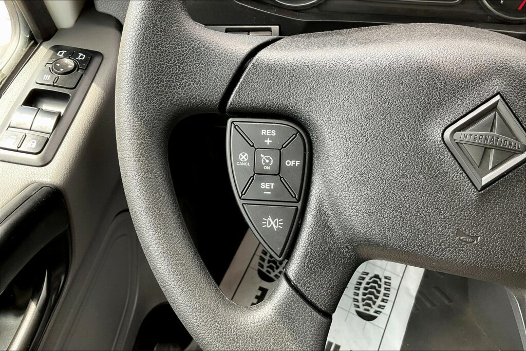 2022 CUM LT625 6×4 Sleeper