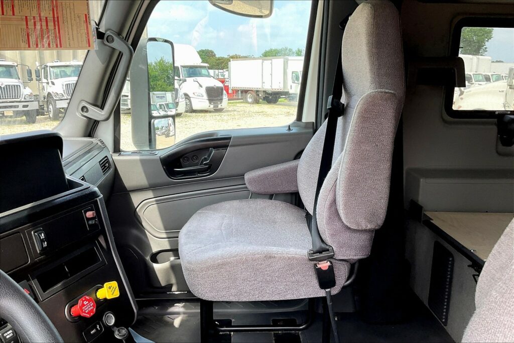 2022 CUM LT625 6×4 Sleeper