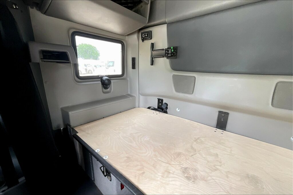 2022 CUM LT625 6×4 Sleeper