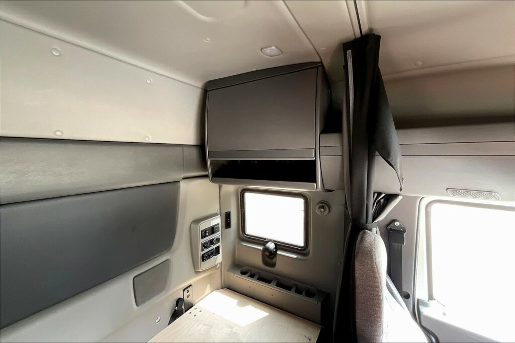 2022 CUM LT625 6×4 Sleeper