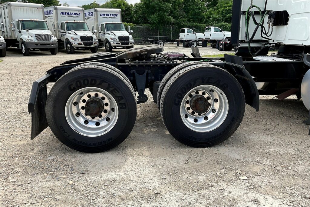 2022 CUM LT625 6×4 Sleeper