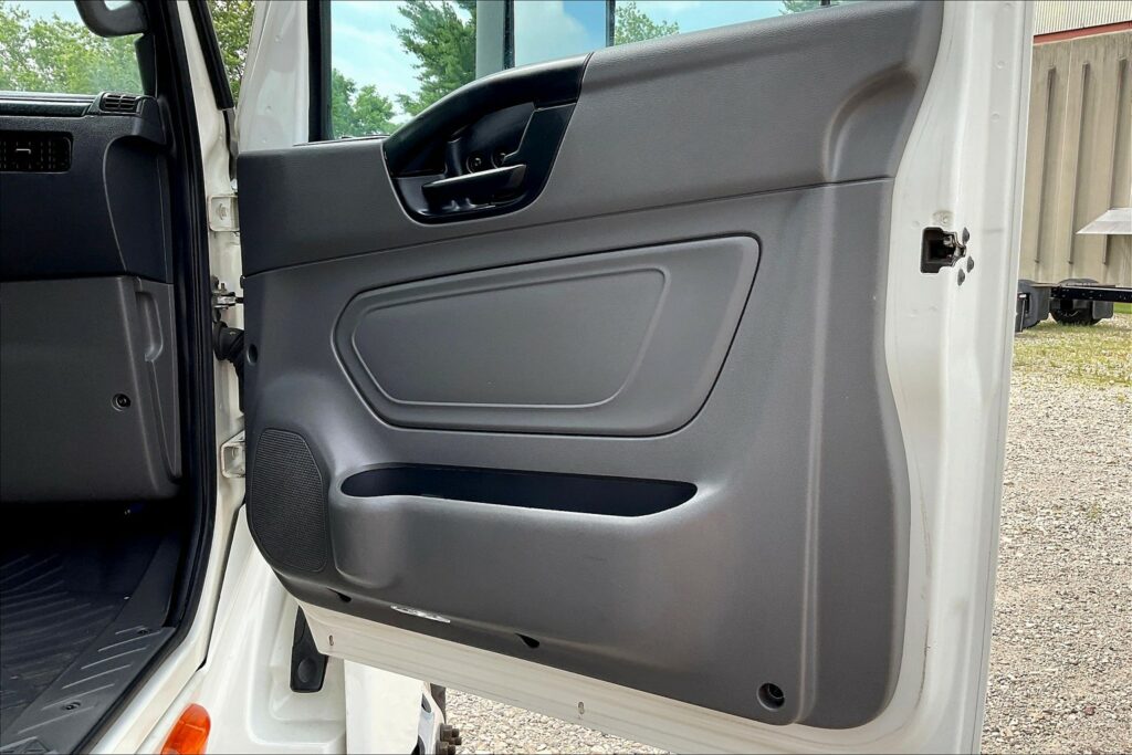 2022 CUM LT625 6×4 Sleeper