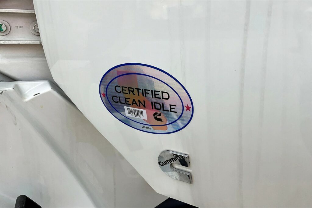 2022 CUM LT625 6×4 Sleeper