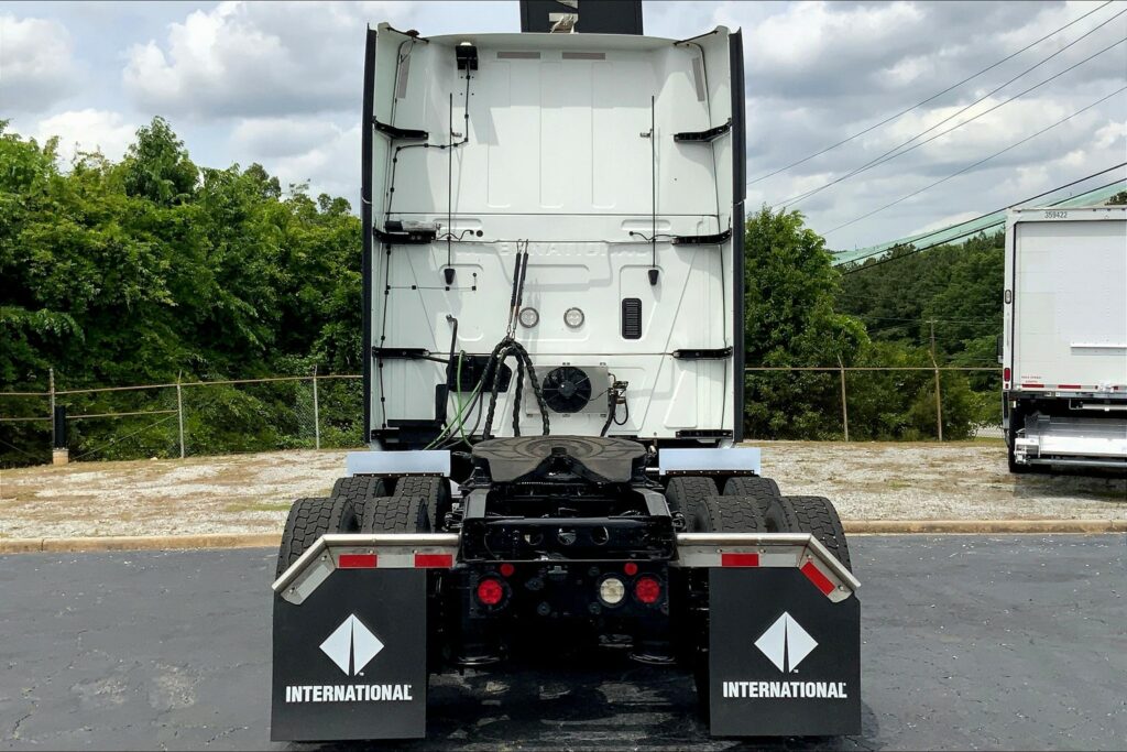 2021 CUM LT625 6×4 Sleeper