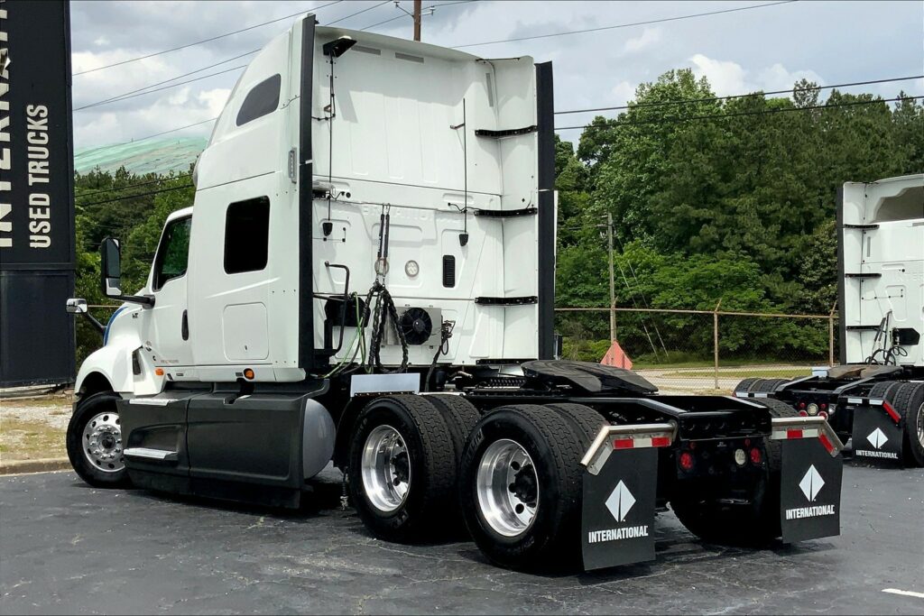 2021 CUM LT625 6×4 Sleeper