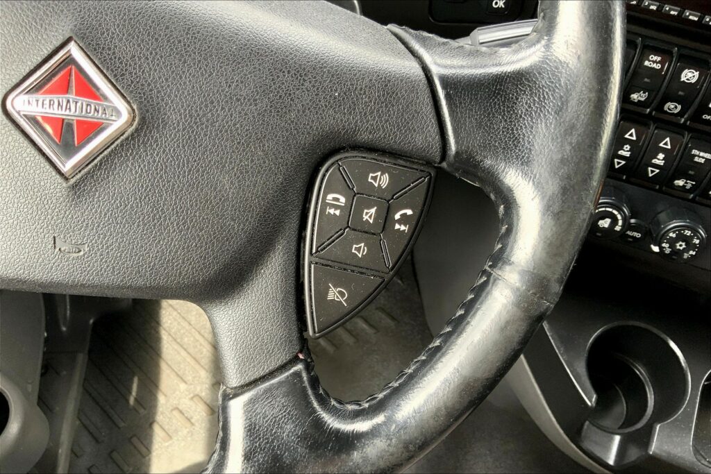 2021 CUM LT625 6×4 Sleeper