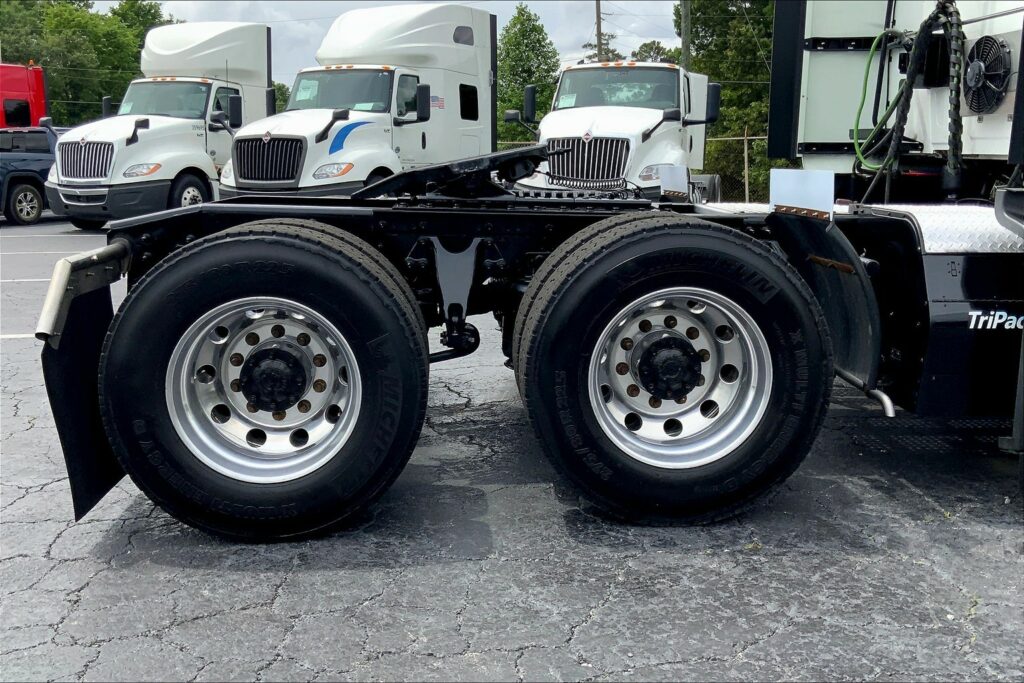 2021 CUM LT625 6×4 Sleeper