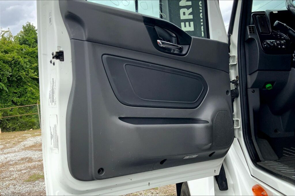 2021 CUM LT625 6×4 Sleeper