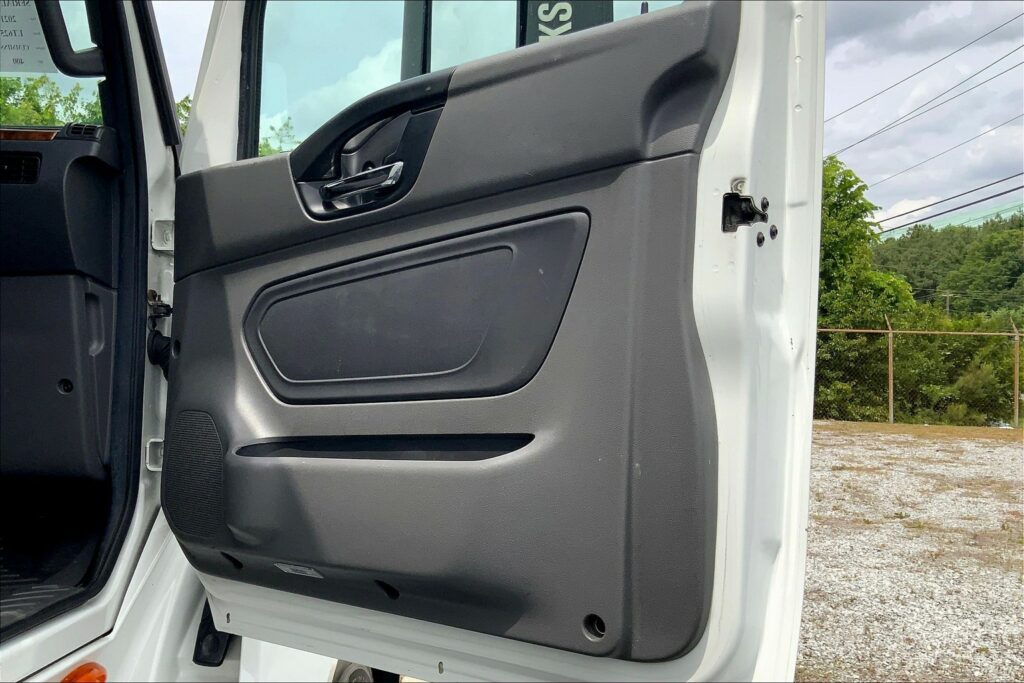 2021 CUM LT625 6×4 Sleeper