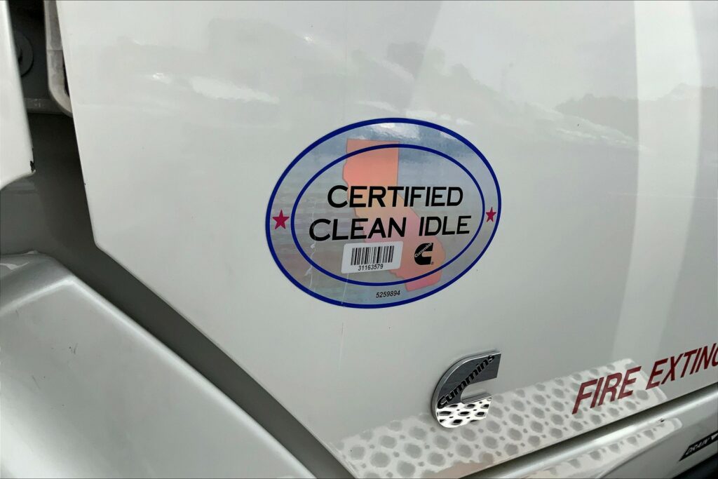 2021 CUM LT625 6×4 Sleeper