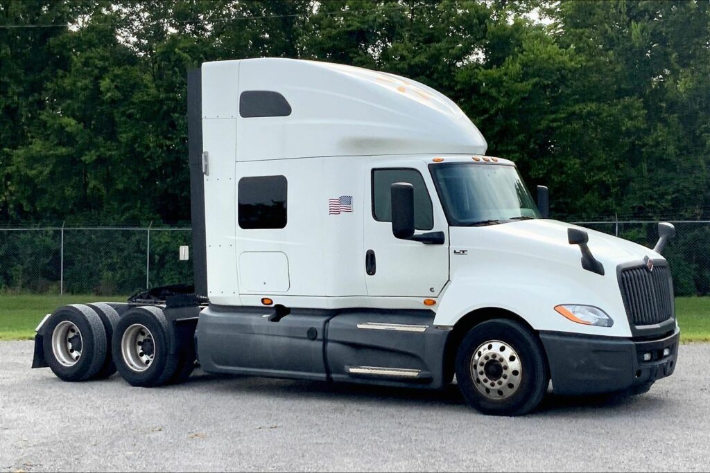 2021 CUM LT625 6×4 Sleeper