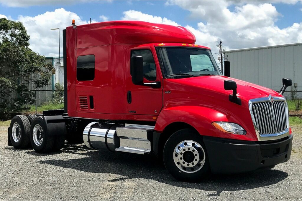 2021 CUM LT625 6×4 Sleeper