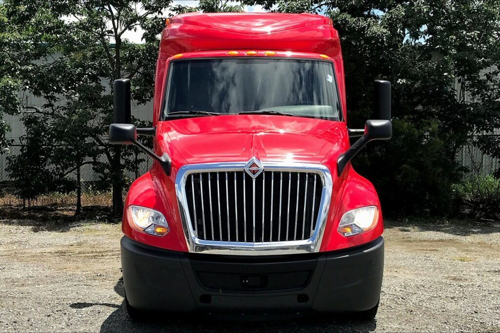 2021 CUM LT625 6×4 Sleeper