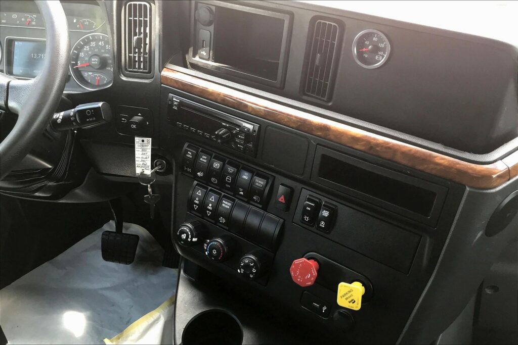 2021 CUM LT625 6×4 Sleeper