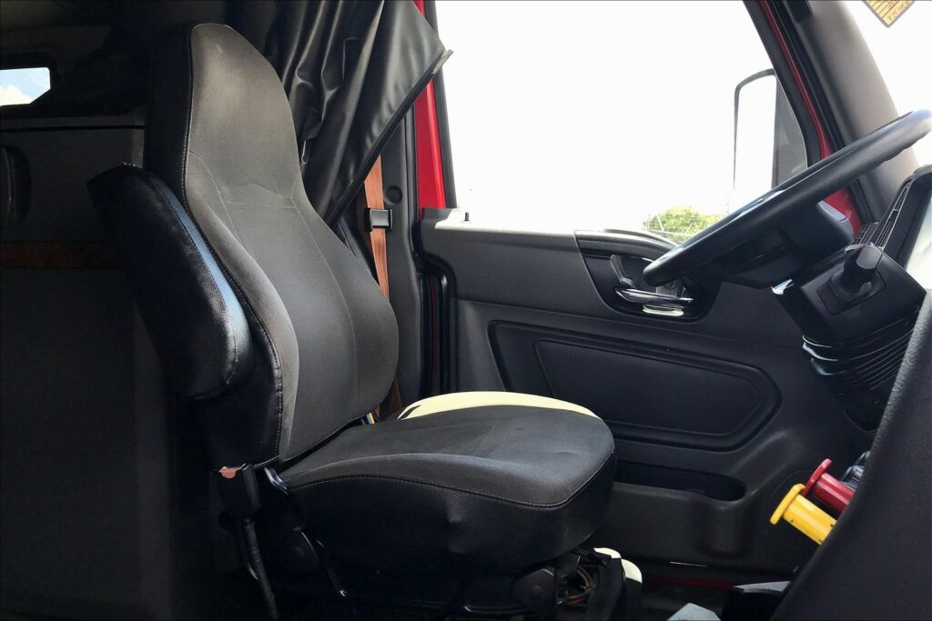 2021 CUM LT625 6×4 Sleeper