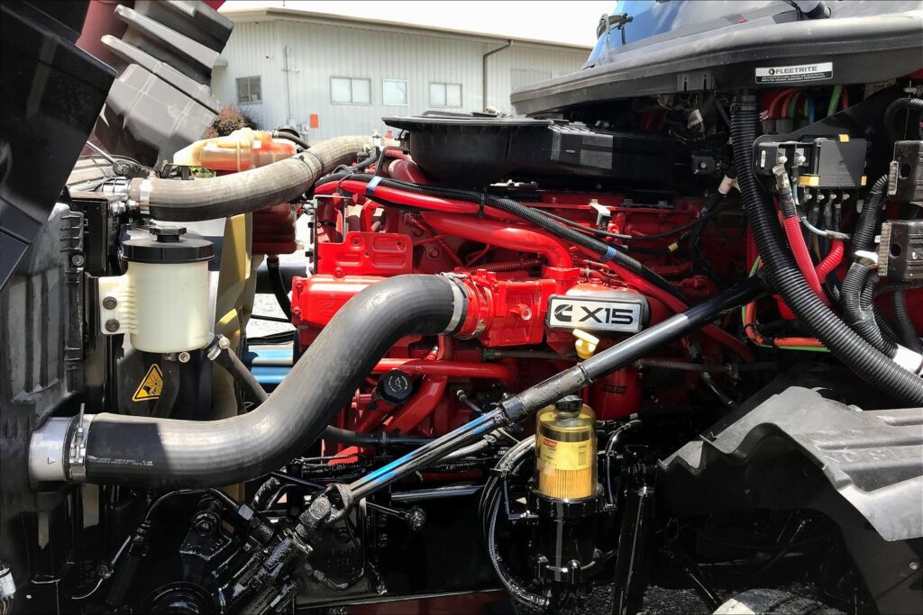 2021 CUM LT625 6×4 Sleeper