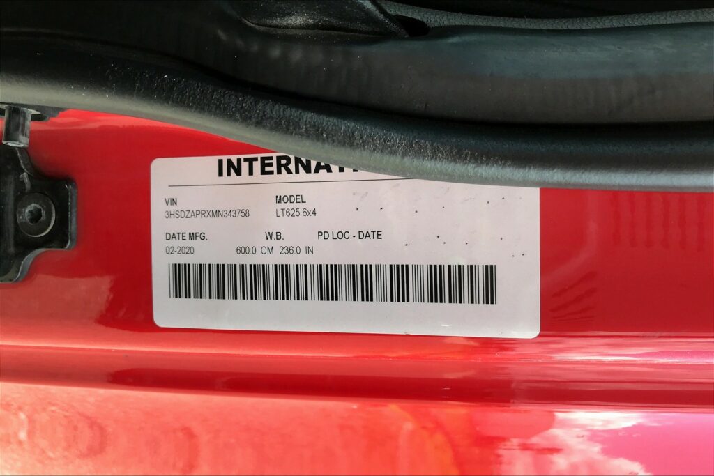 2021 CUM LT625 6×4 Sleeper