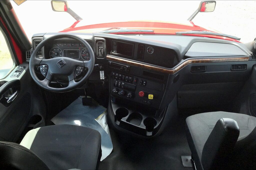 2021 CUM LT625 6×4 Sleeper