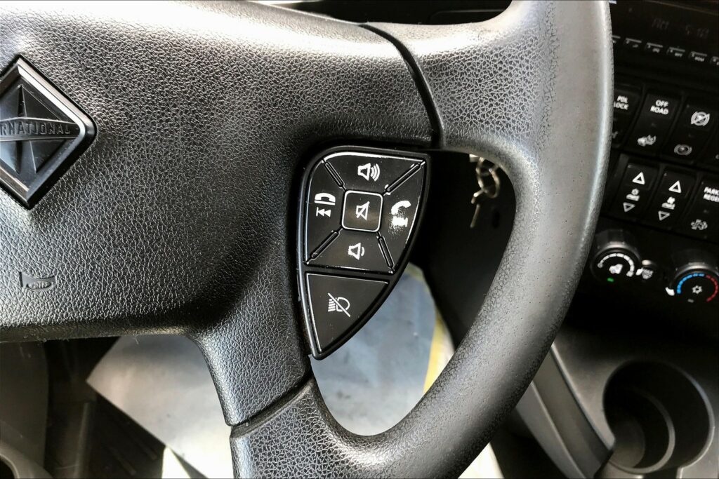 2021 CUM LT625 6×4 Sleeper