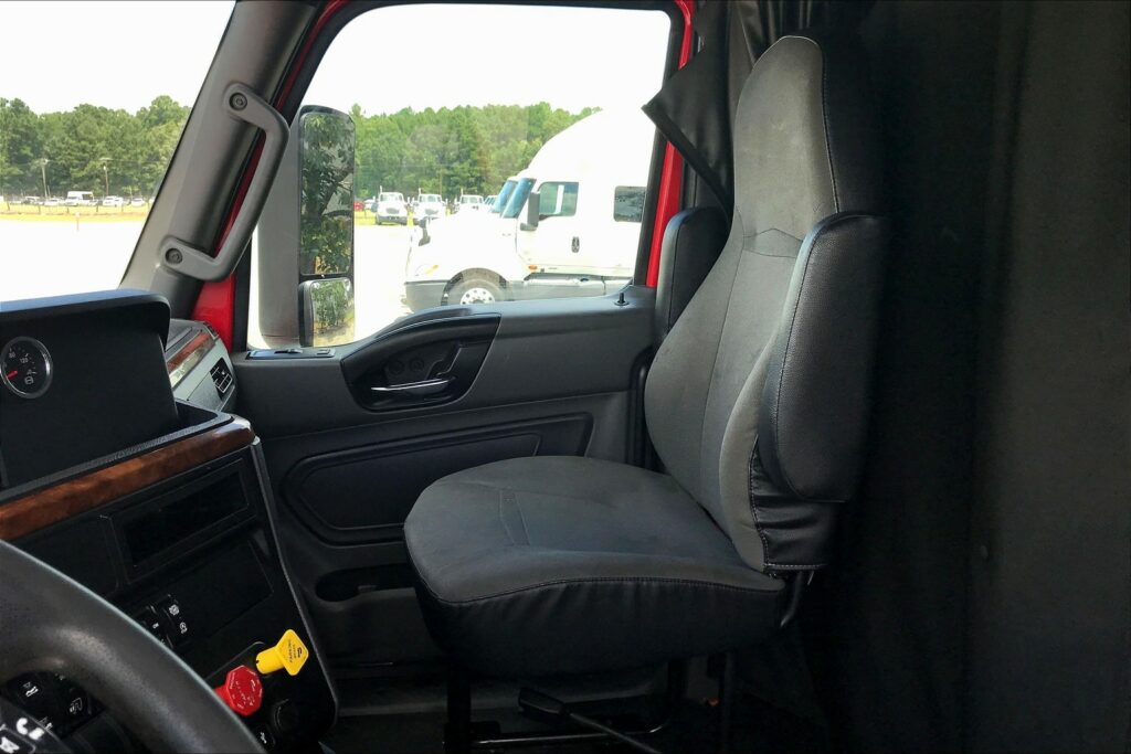 2021 CUM LT625 6×4 Sleeper