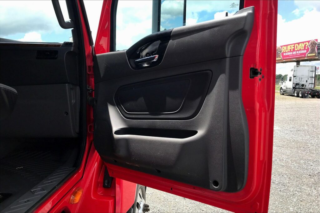 2021 CUM LT625 6×4 Sleeper