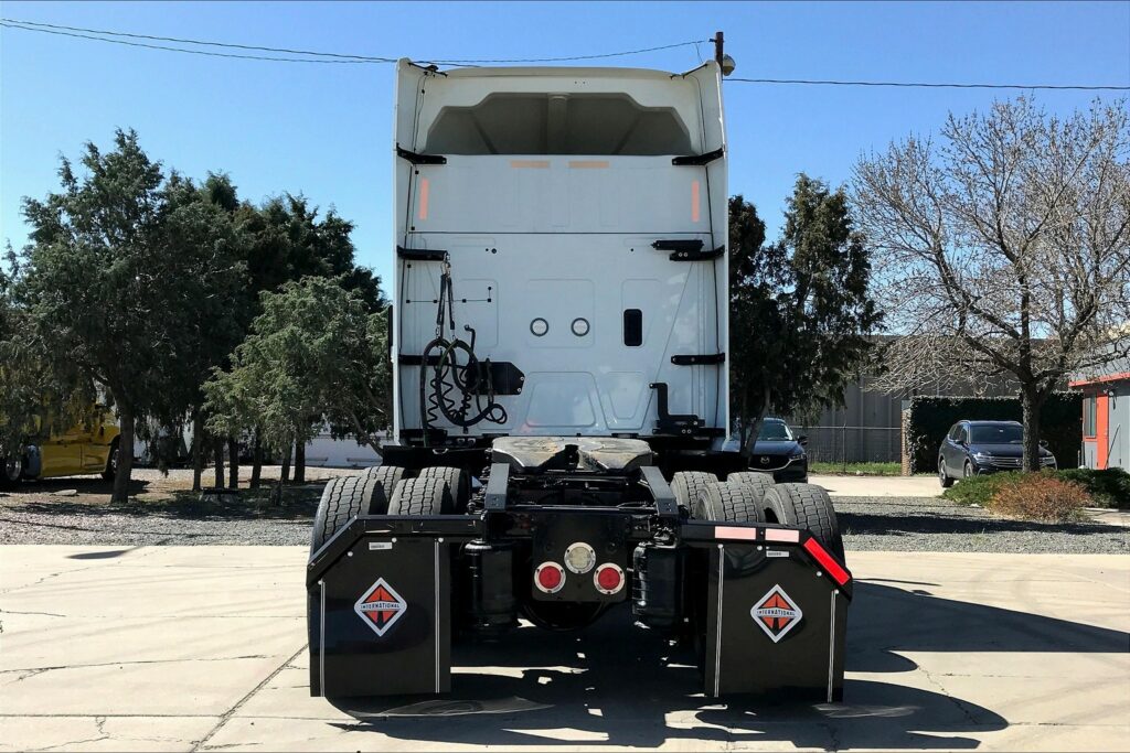 2021 CUM LT625 6×4 Sleeper