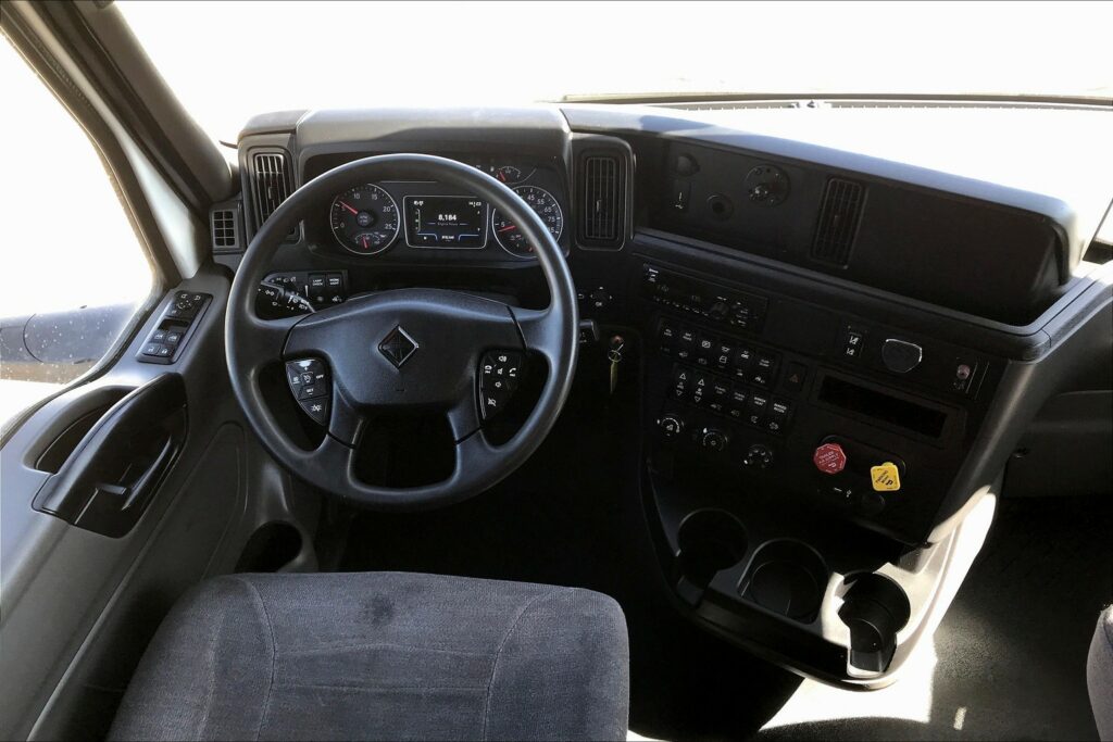 2021 CUM LT625 6×4 Sleeper